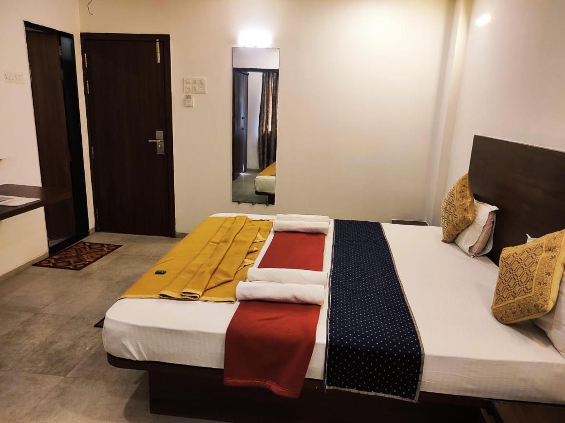 Hotel Manasi Inn Satara Zewnętrze zdjęcie